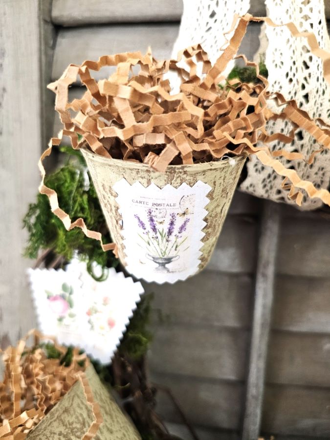 peat-pot-wreath-idea-close-up-of-pot-featured-image