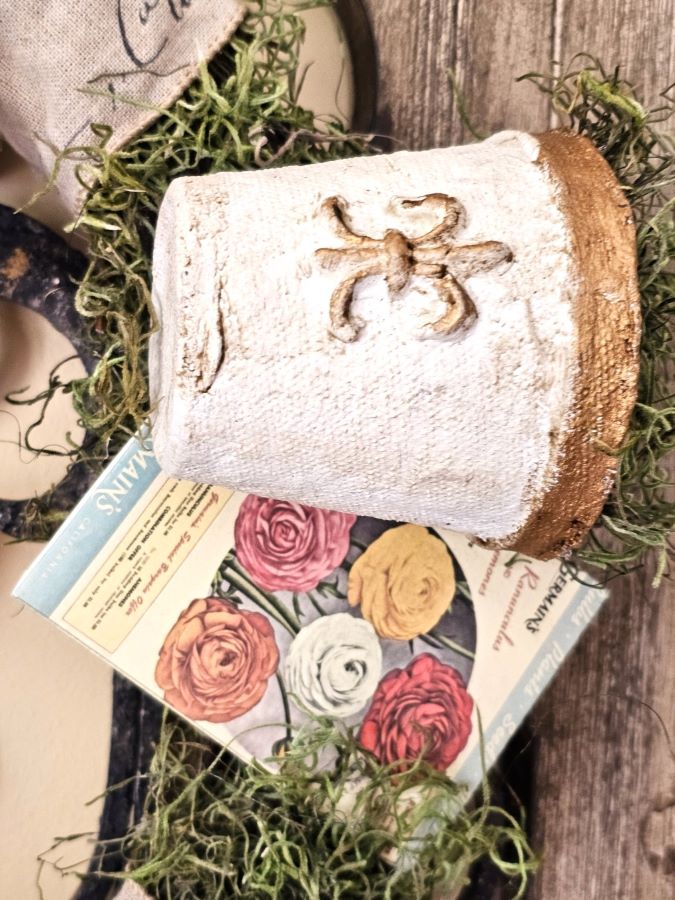 diy-french-peat-pot-wreath-to-make-now-close-look-at-pot-and-moss-featured-image
