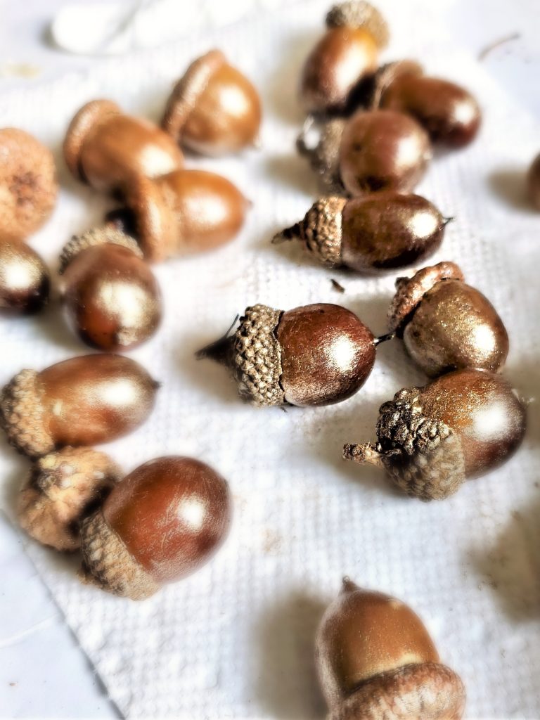 drie-orange-wreath-acorns-dry-brushed-champagne
