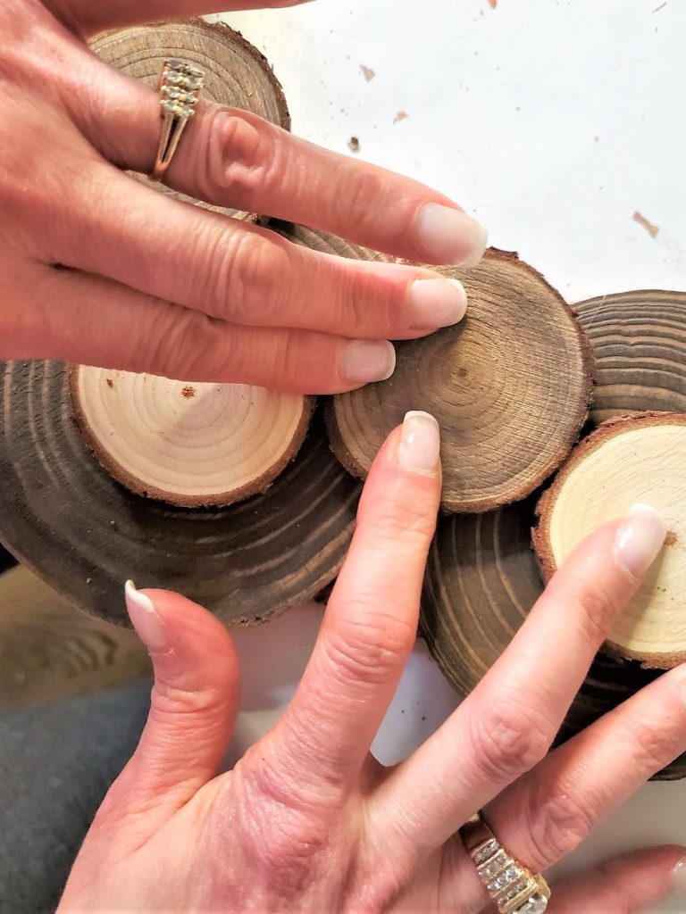 how-to-decorate-a-wire-wreat-frame-holding-wood-to-set