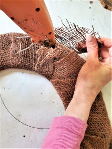 adding-glue-to-the-end-of-burlap