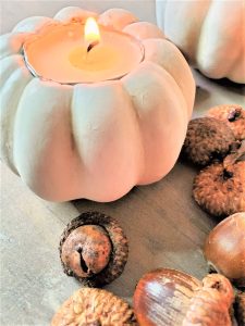 one-pumpkin-tealight-lit-with-acorns