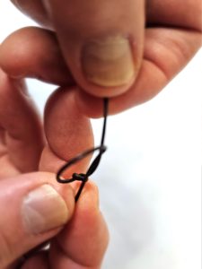 tying-knot-in-wire