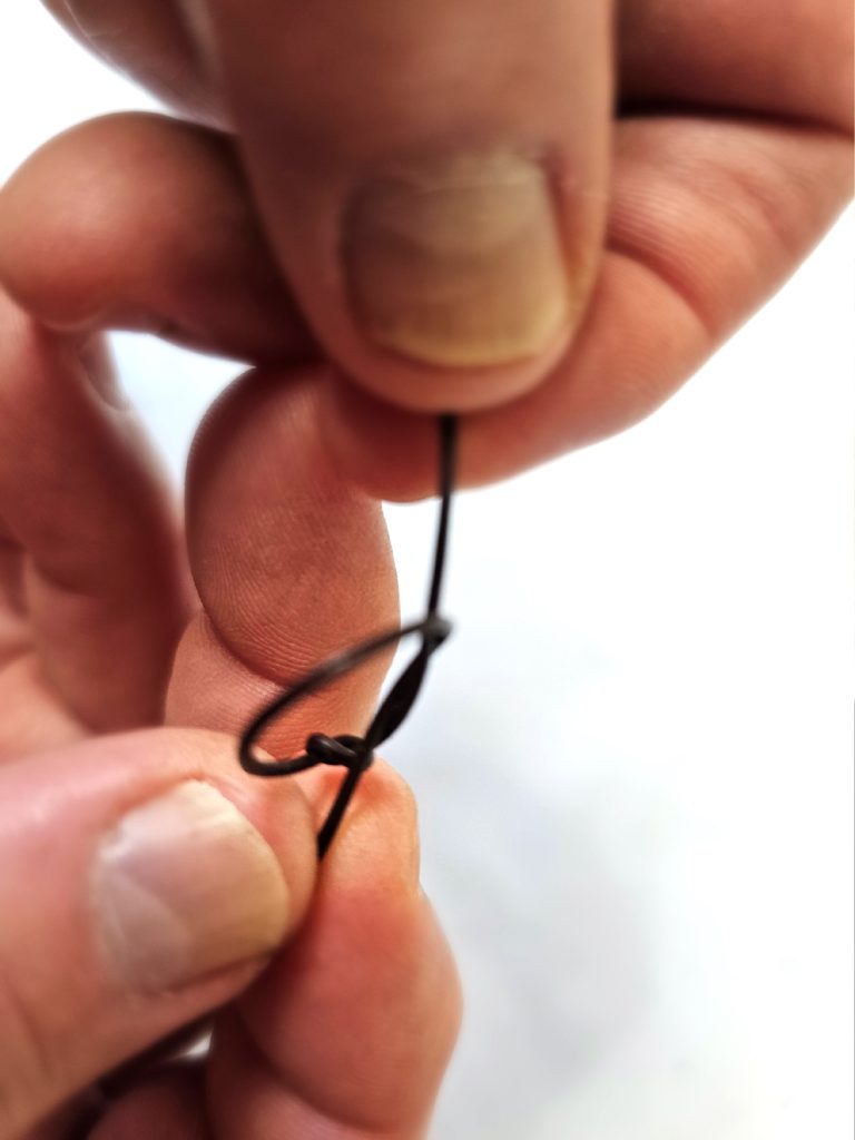 tying-knot-in-wire