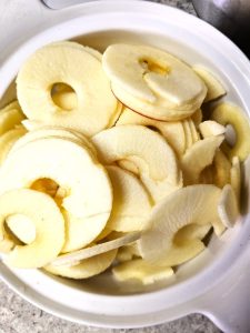 apples-slice-in-the-bowl