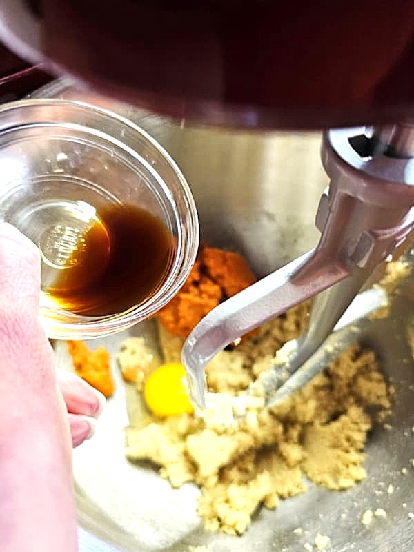 adding-vanilla-extract-to-mixer