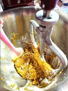 scrapping-the-sides-of-the-bowl