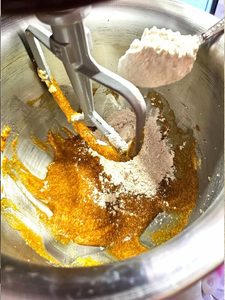 slowly-adding-the-flour-to-the-wet-ingredients