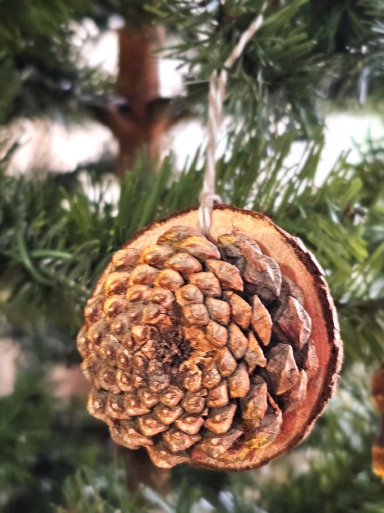 pinecone-ornament-on-wood-disc