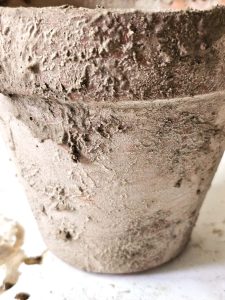 pot-drying-covered-with-lime