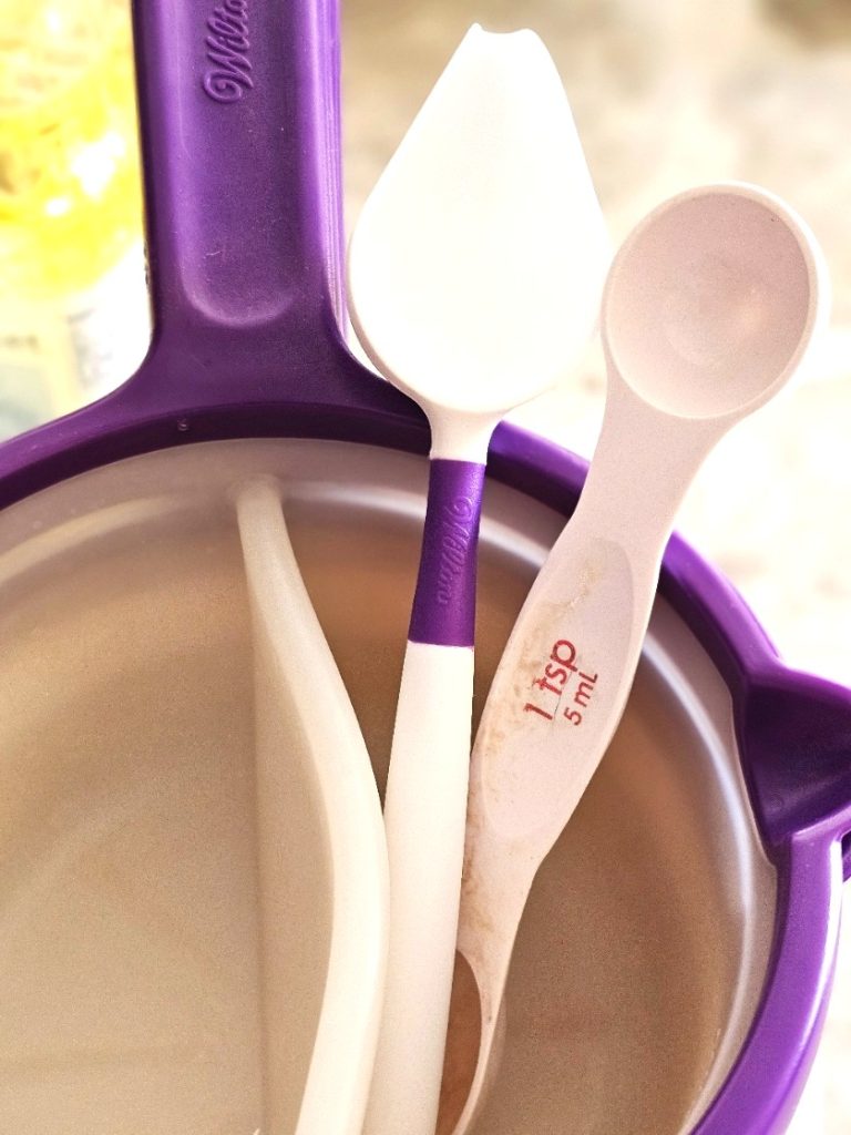 chocolate-melter-scoop-to-drizzle-measuring-spoon