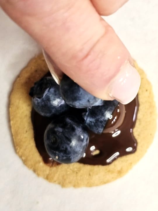 easy-chocolate-covered-blueberries-adding-fifth-blueberry