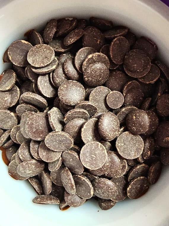 easy-chocolate-covered-blueberries-dark-chips-in-melter