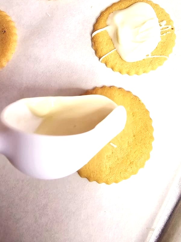 drizzle-chocolate-on-the-cookies