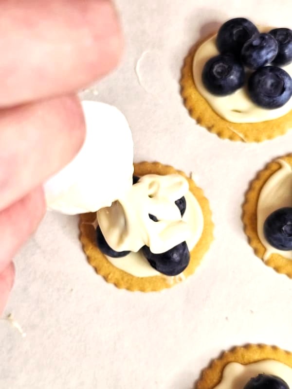 easy-chocolate-covered-blueberries-drizzling-chocolate-over-the-blueberries
