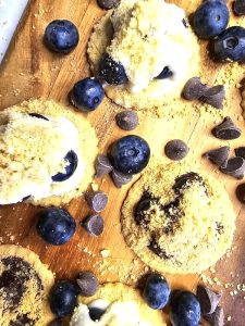 white-and-dark-on-cookies-with-crumbs-over-the-chocolate
