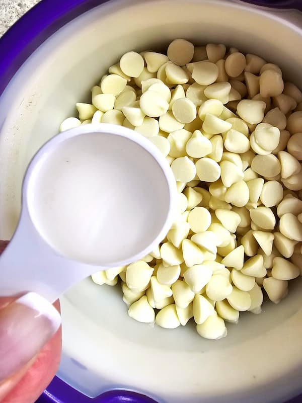 white-candy-chips-with-oil-in-melter