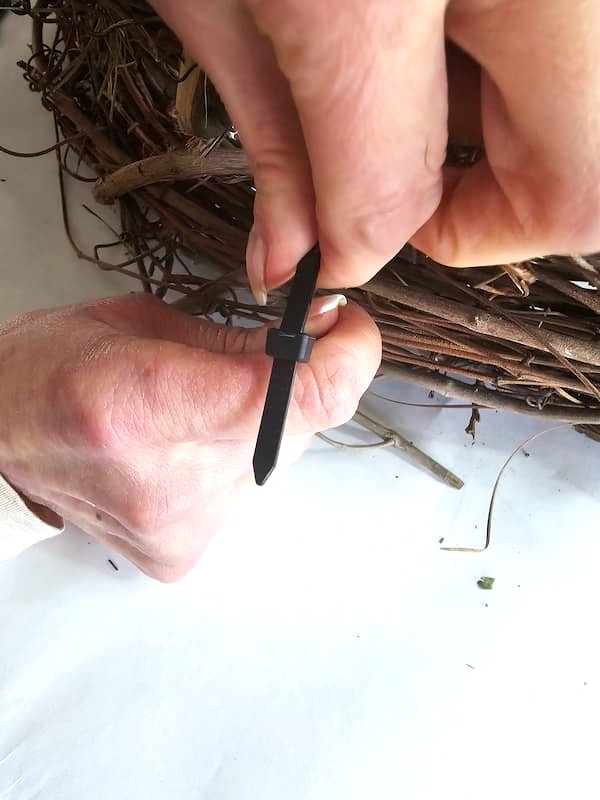 closeing-plastic-around-wreaths