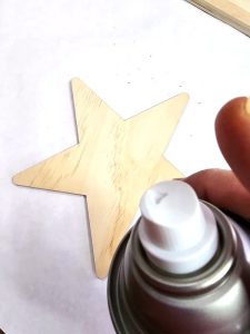 DIY-bottle-brush-star-tree-topper-easy-craft-idea-spraying-star