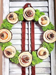 DIY-natural-wreath-with-organic-touches-close-look-at-the-entire-wreath