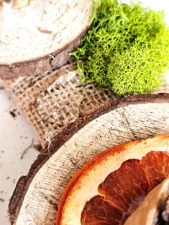 glue-added-to-wreath