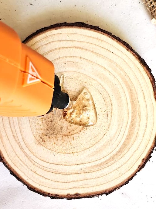 adding-glue-to-wood-slice