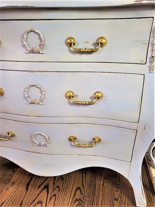 ultimate-guide-to-french-country-farmhouse-decorating-ideas-antique-chest