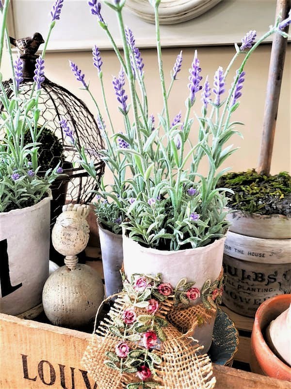ultimate-guide-to-french-country-farmhouse-decorating-ideas-close-look-at-pot-with-burlap-ribbon-in-old-flower-crate