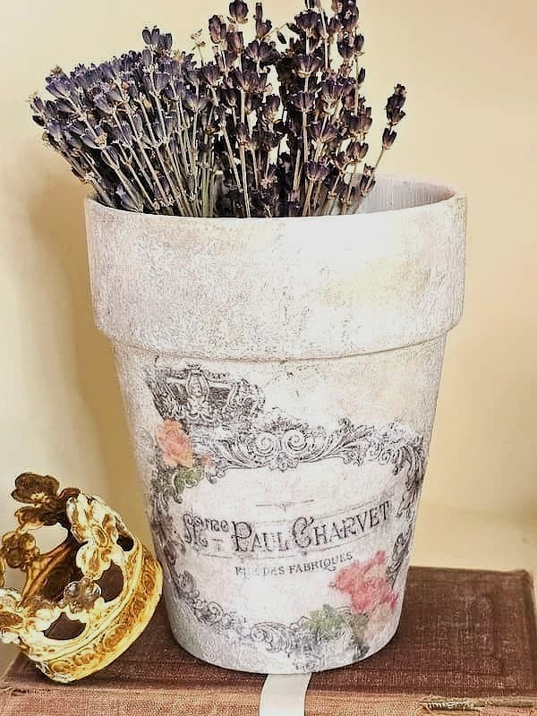 ultimate-guide-to-french-country-farmhouse-decorating-ideas-lavender-crown-in-a-flower-pot-i-made-on-a-book