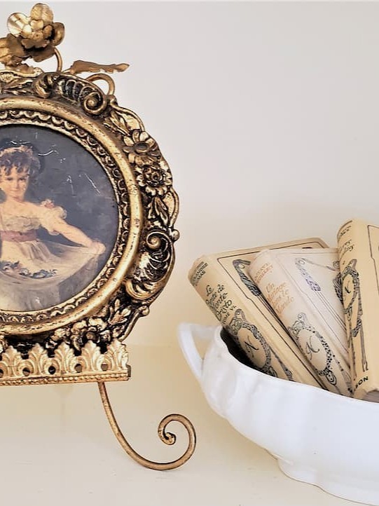 ultimate-guide-to-french-country-farmhouse-decorating-ideas-old-books-in-thrifted-ironstone