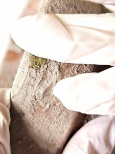 easily-age-terracotta-pots-using-lime-me-blending-green-paint-to-look-like-moss