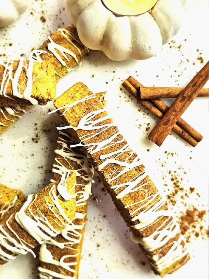 easy-pumpkin-spice-biscotti-recipe-with-pumpkin-candle-and-cinnamon-sticks-featured-image